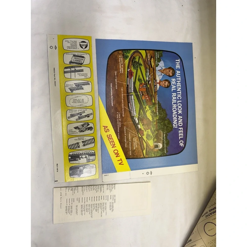 AHM HO Scale Electric Train Set Lot 5 Cars, 1 Locomotive, Crossing Gate And More